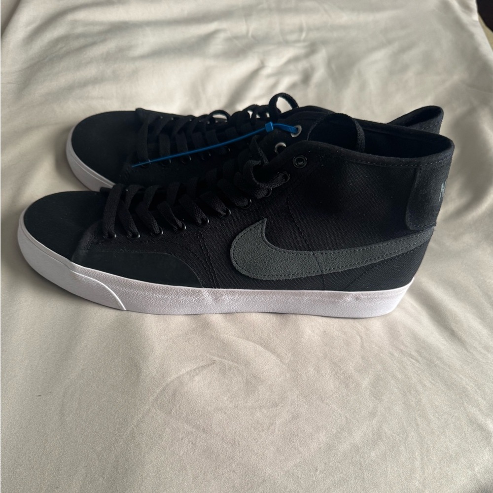 Nike SB BLZR Court Mid Premium Black & White - Picture 3 of 12